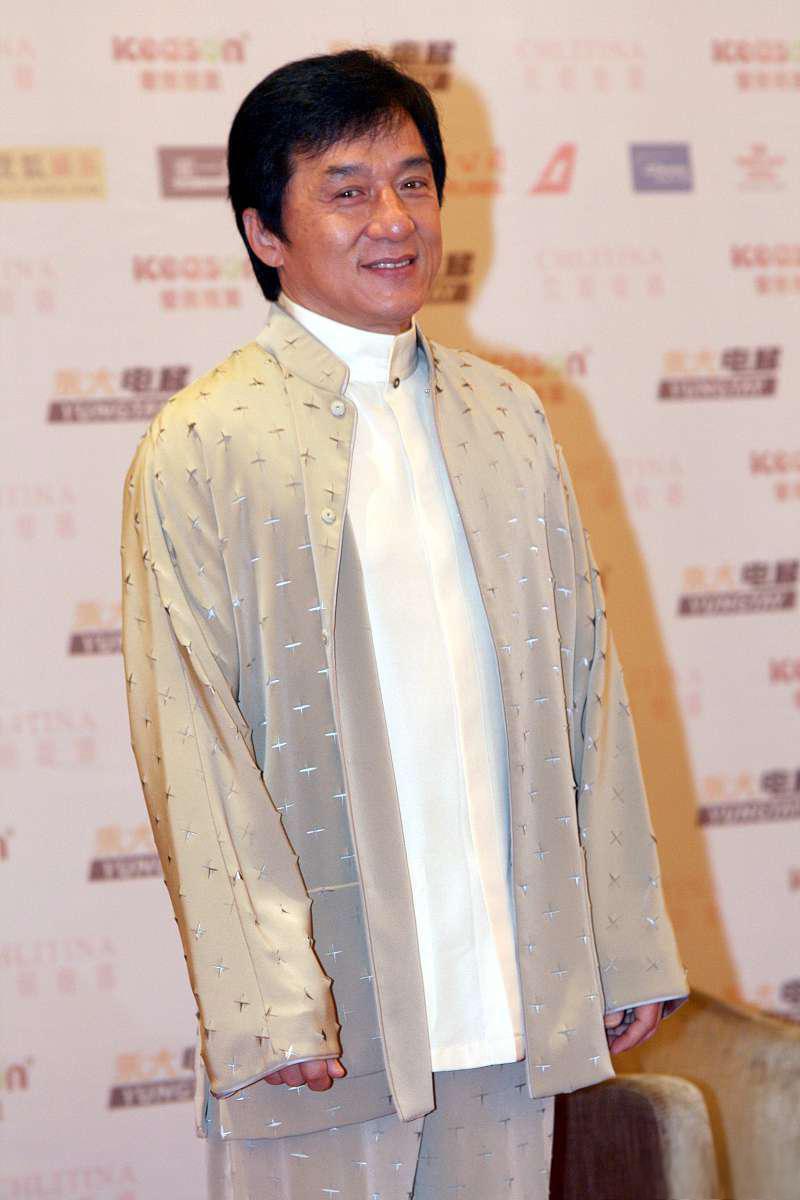 成龙表演武术特技，引领传统运动新潮流